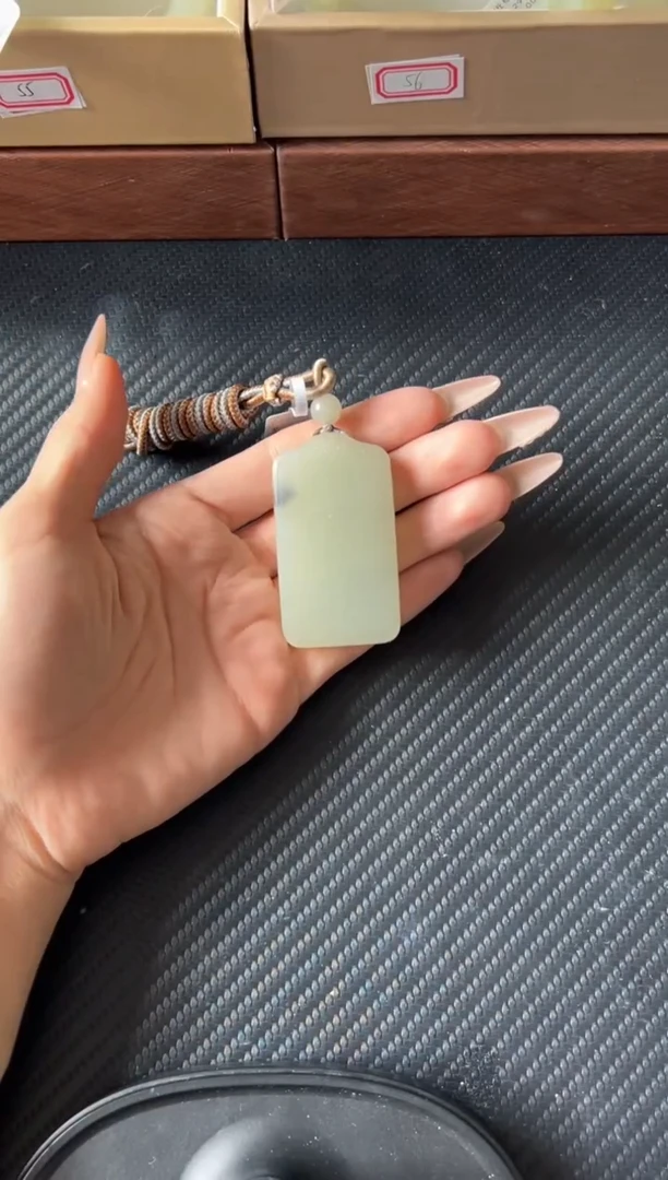 吊坠(赠链)未镶嵌和田玉且末近矿微色差吊坠Jm