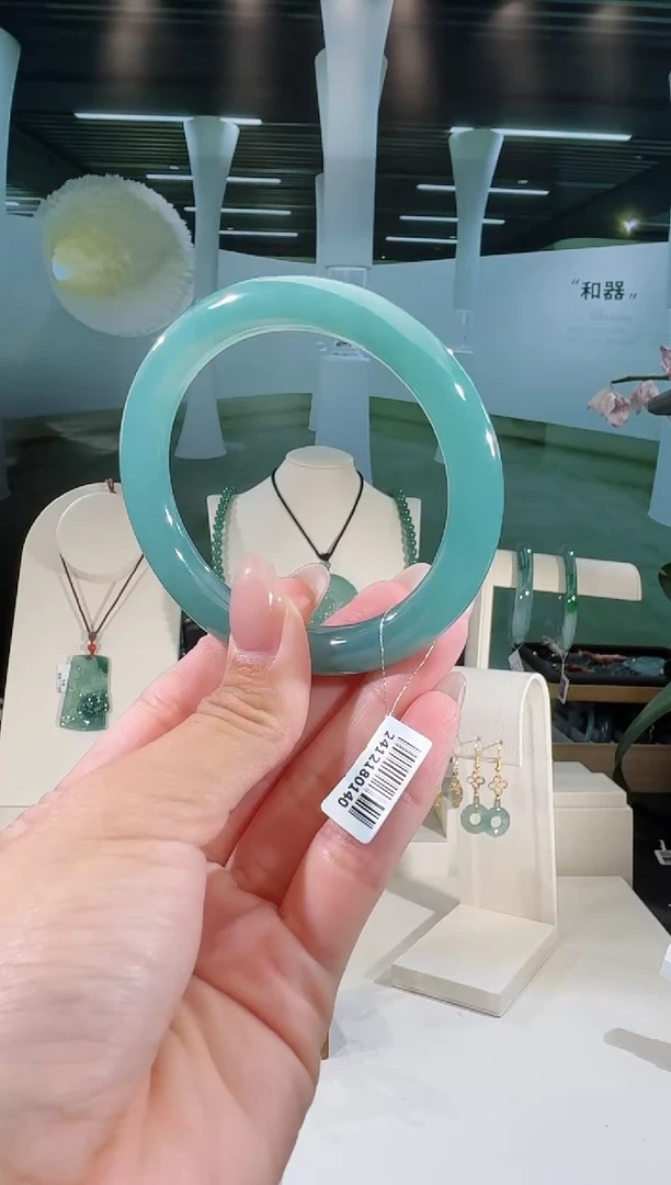 翡翠手镯未镶嵌56圈
