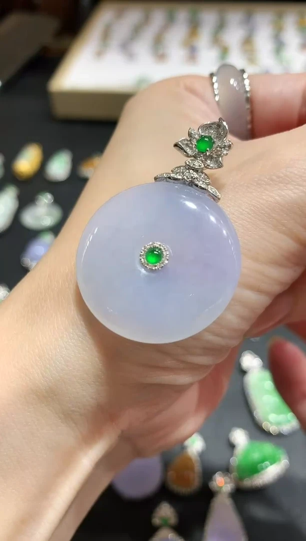 吊坠(不含链)18K金镶嵌翡翠丨6800