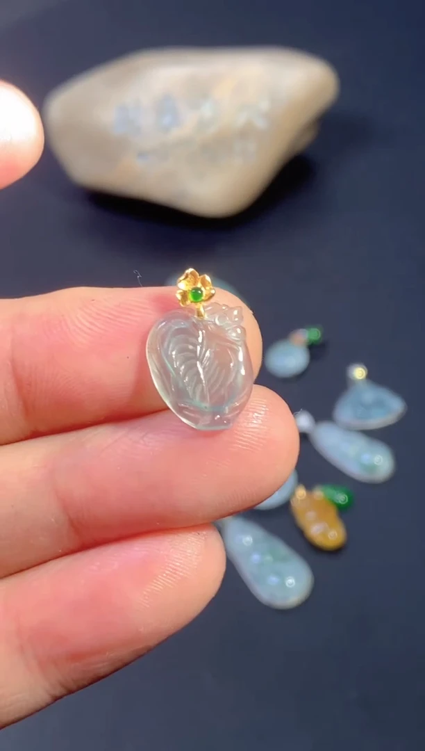 颈饰18K金镶嵌翡翠