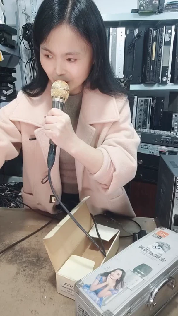 8新有线话筒一个，不包邮费