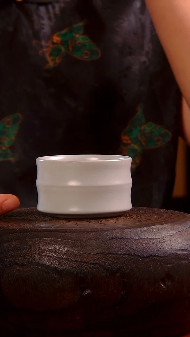 王国奇 月白竹节杯............