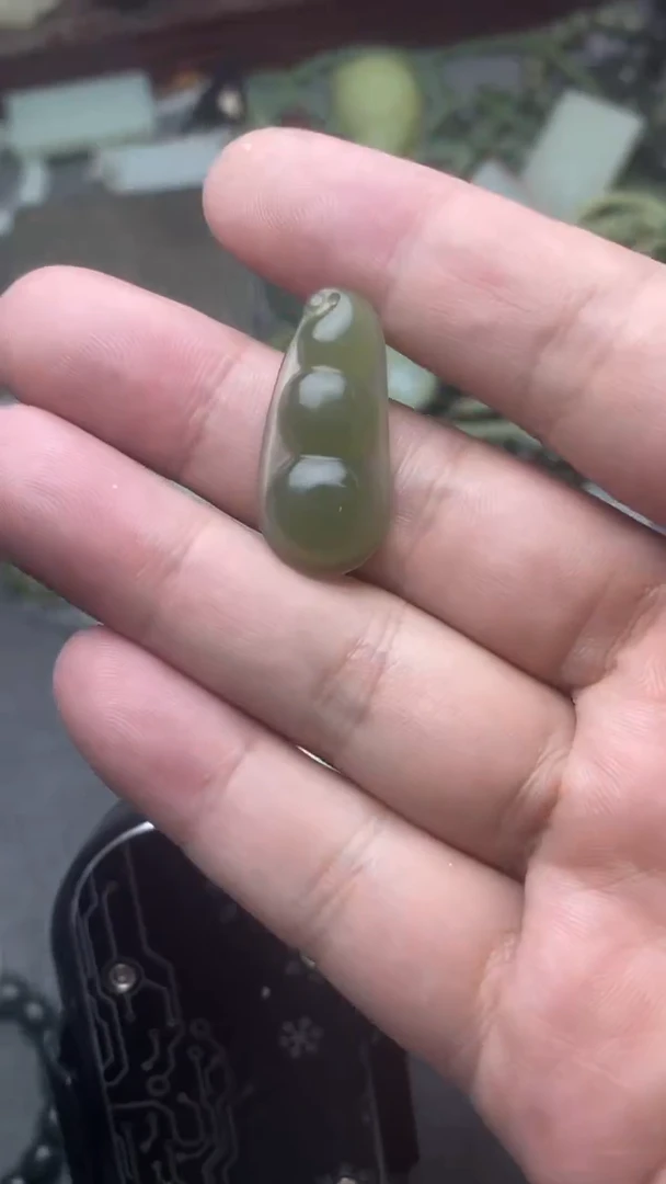 和田玉未镶嵌颈饰福豆