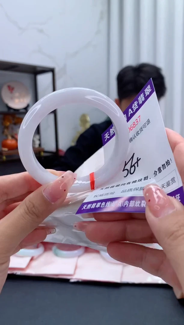 未镶嵌手镯翡翠有纹，完美者勿拍