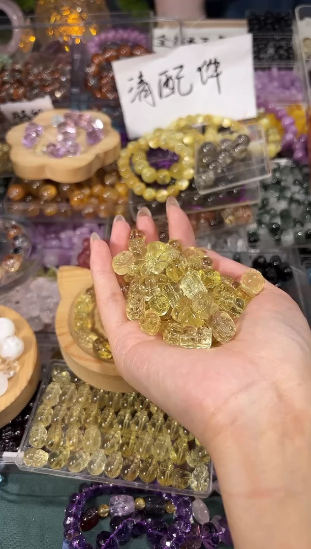 水晶手串未镶嵌透体黄水晶貔貅一个约卡9+