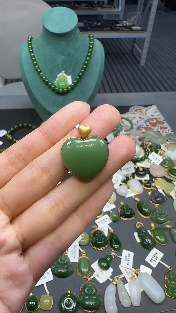 18K金镶嵌和田玉挂件1