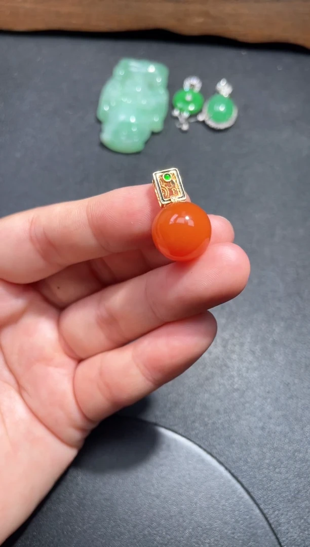18K金镶嵌吊坠南红玛瑙37