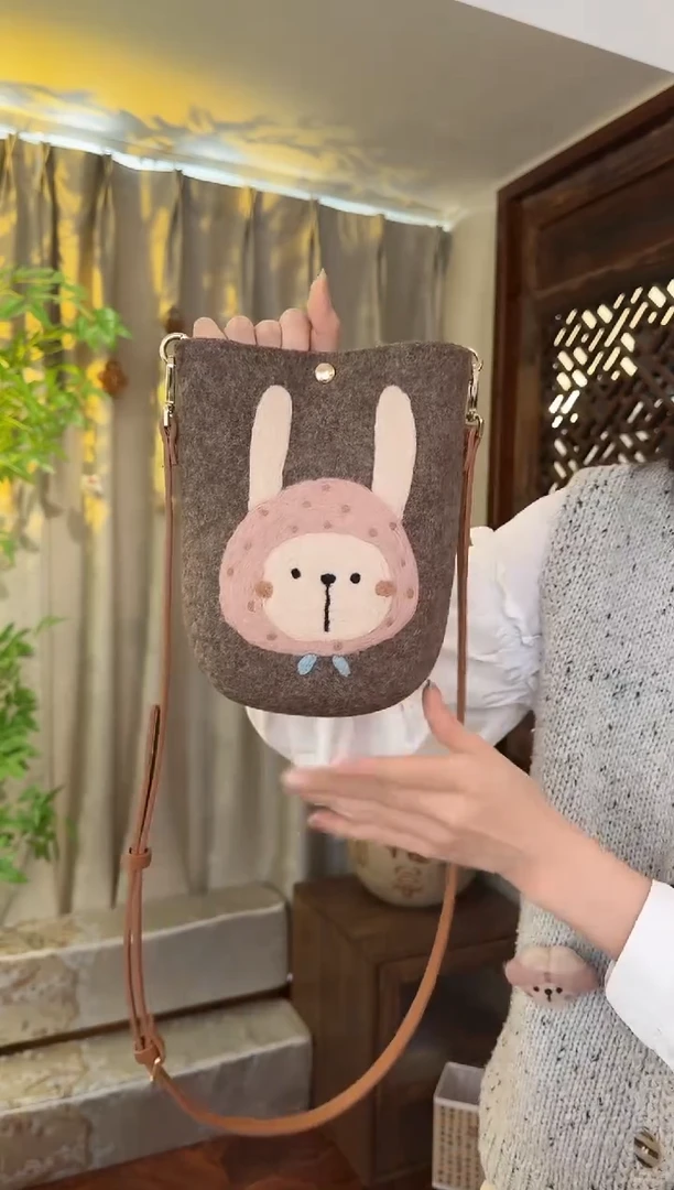 羊毛非遗纯手工包  手机包兔子