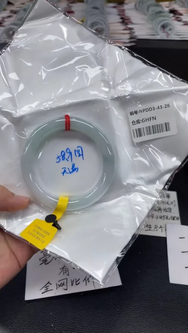 翡翠手镯未镶嵌社****儿翡翠手镯