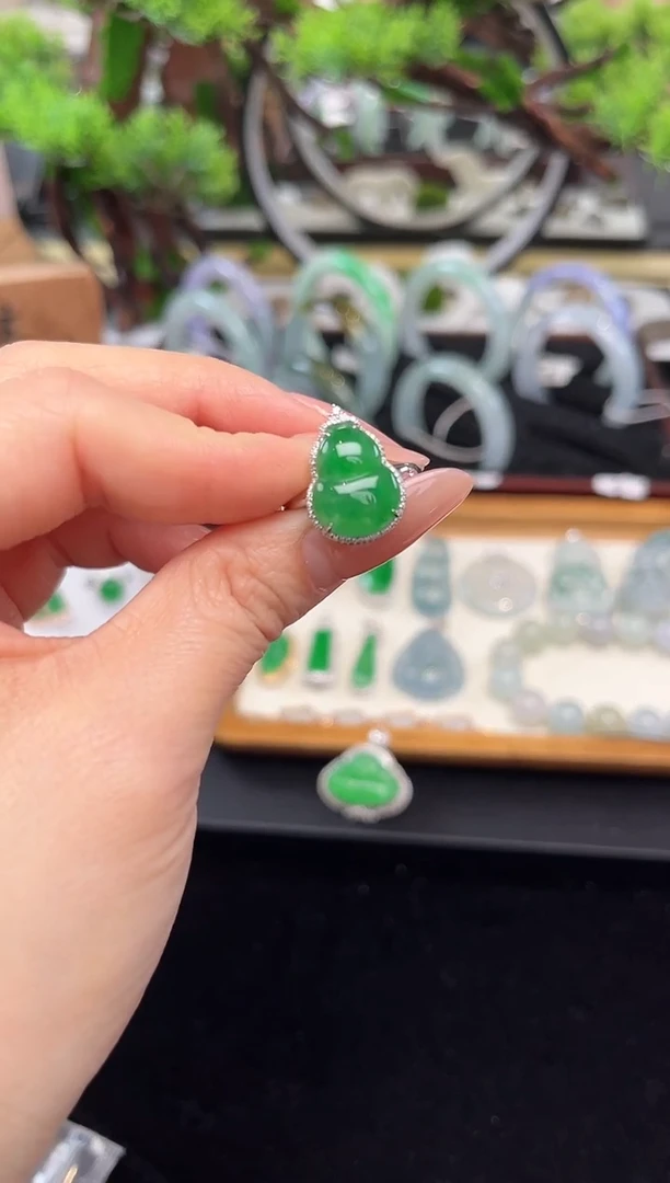 18K金镶嵌戒指翡翠戒指