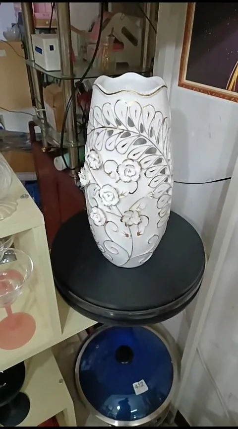 瓷高36厘米描金手工捏花镂空花瓶一个