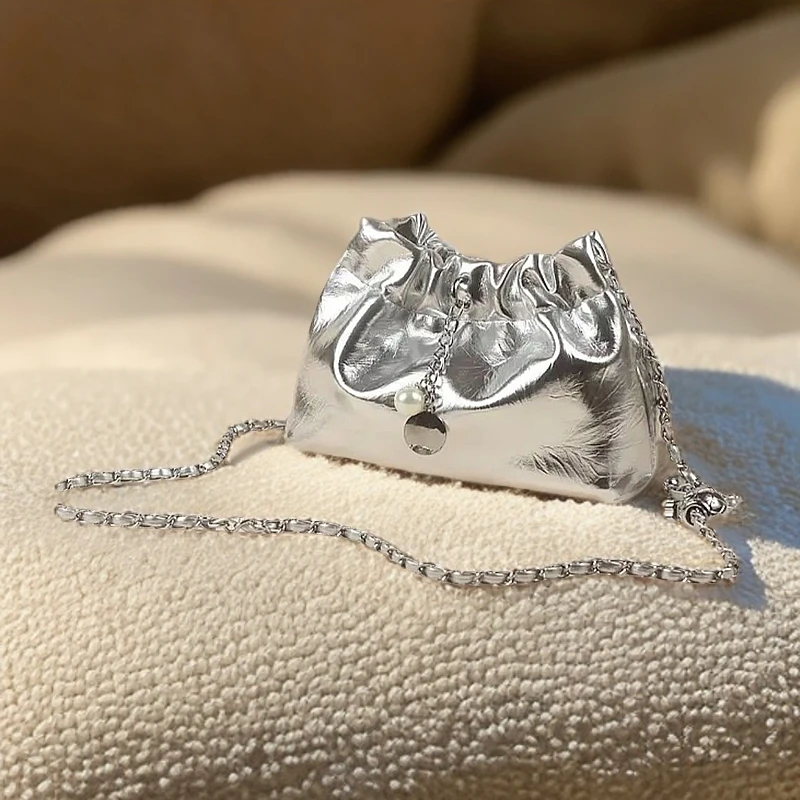 包包夏天新款银色斜挎包水桶高级褶皱链条云朵