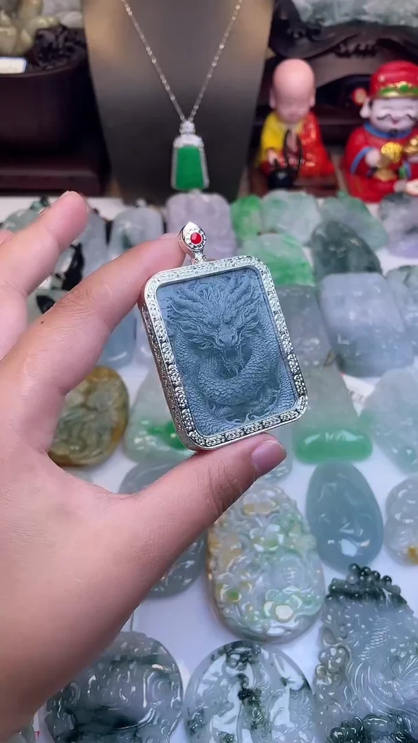 颈饰未镶嵌翡翠龙牌