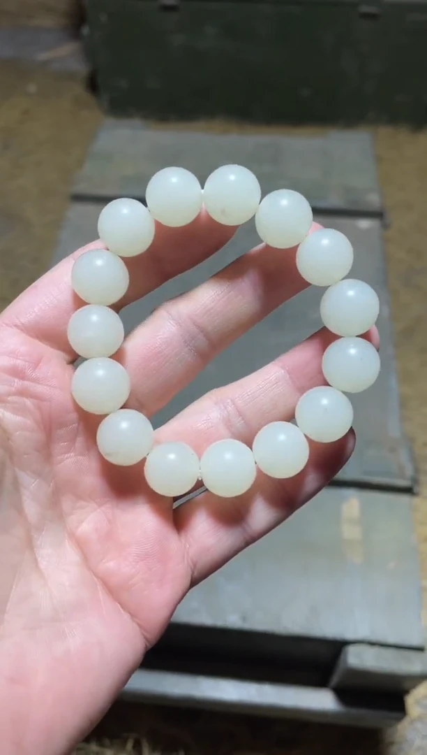 颈饰未镶嵌和田玉手串1件
