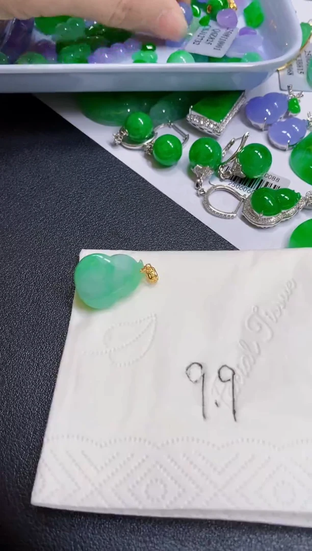 颈饰18K金镶嵌翡翠多样性发货发1个