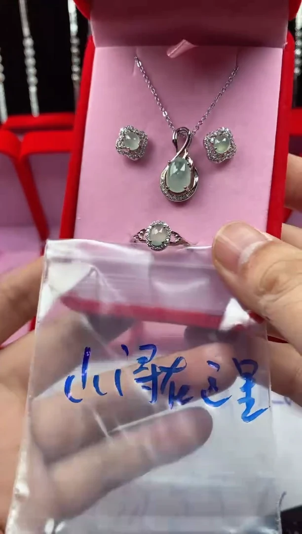 未镶嵌戒指翡翠山***里翡翠吊坠