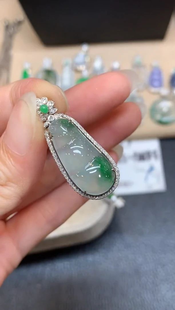 颈饰18K金镶嵌翡翠福豆【无服务费