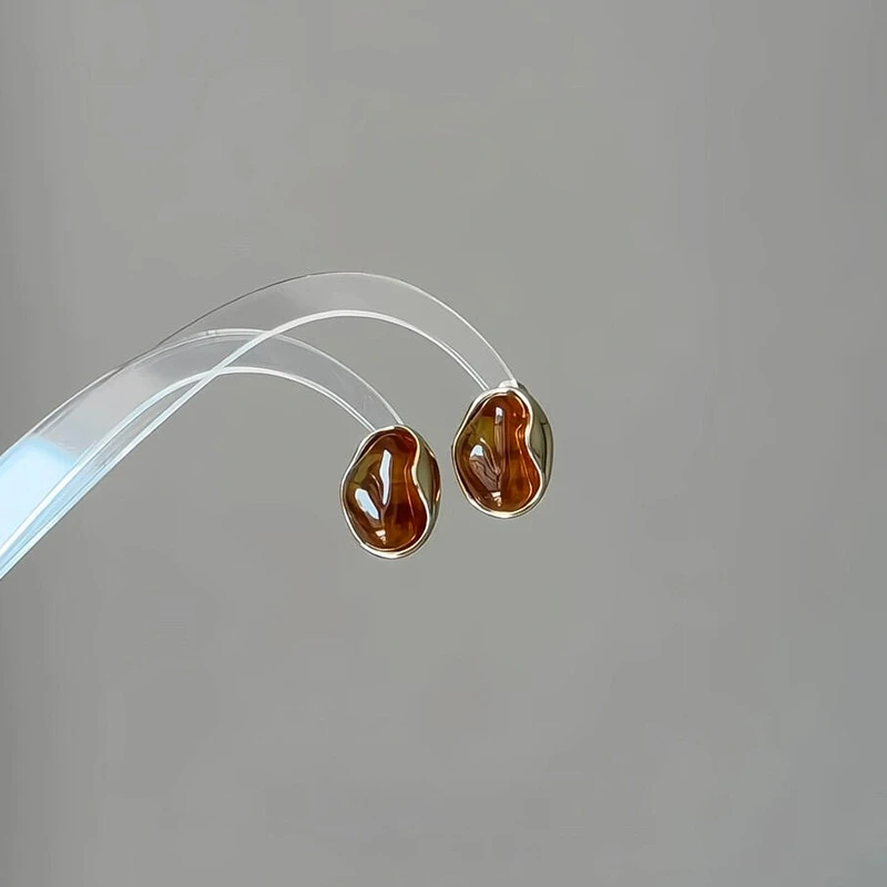 卡柒 铜合金耳饰 美拉德琥珀色不规则耳钉复古轻奢高级感秋冬耳饰