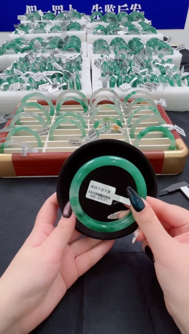 未镶嵌手镯石英质玉（非洲翠）圈口63