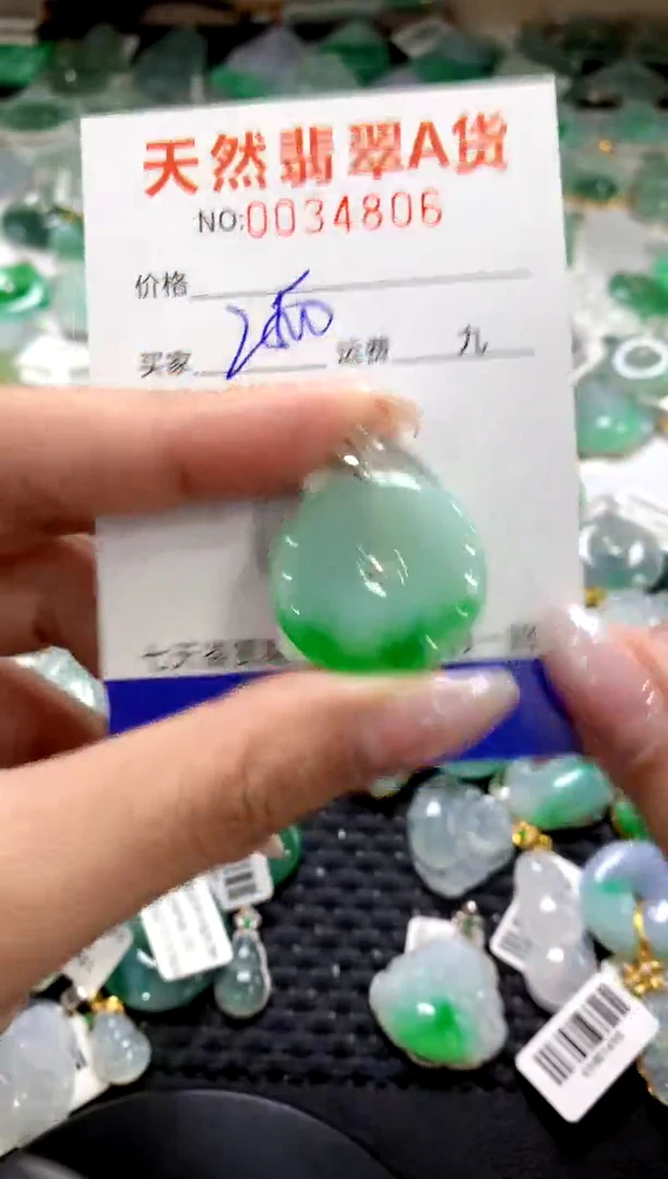 颈饰18K金镶嵌翡翠1111111111111111