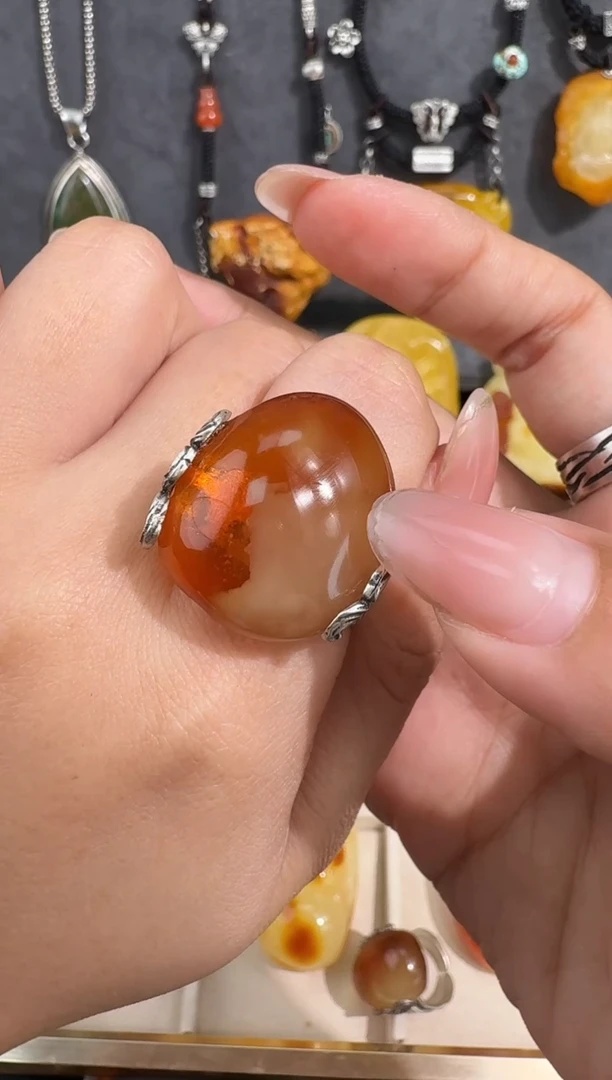 裸石琥珀未镶嵌?**?琥珀