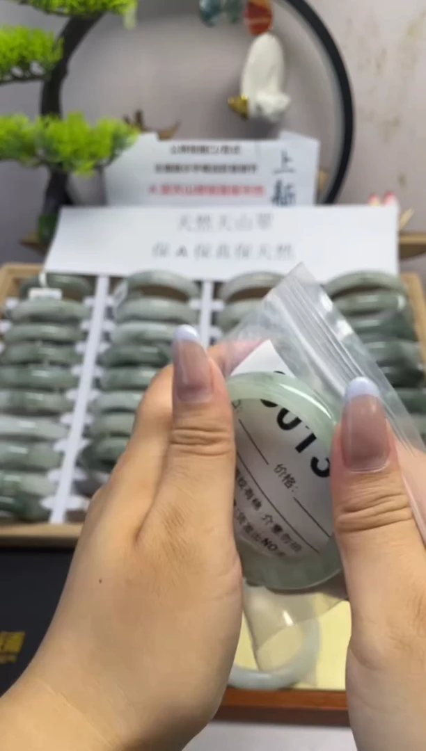 石英质玉（天山翠）手镯未镶嵌c0138