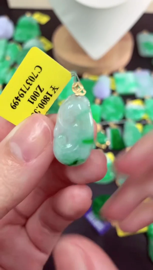 吊坠(不含链)18K金镶嵌翡翠挂件