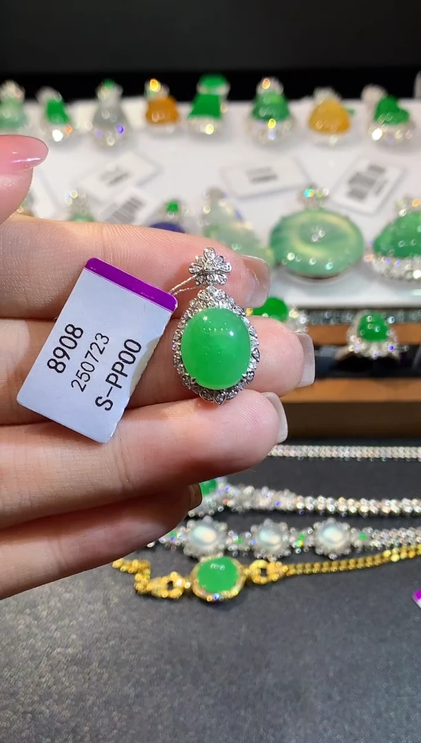 吊坠(不含链)18K金镶嵌翡翠多样性发其一