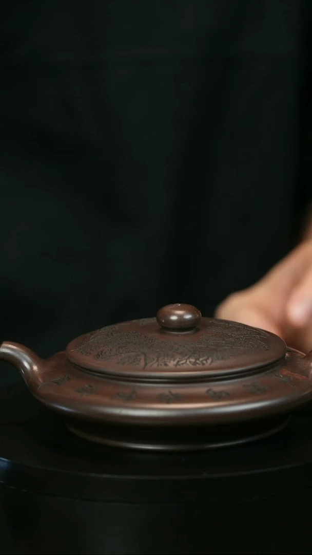 茶壶紫砂歲***ēH1956李传荣紫泥刻绘虚扁