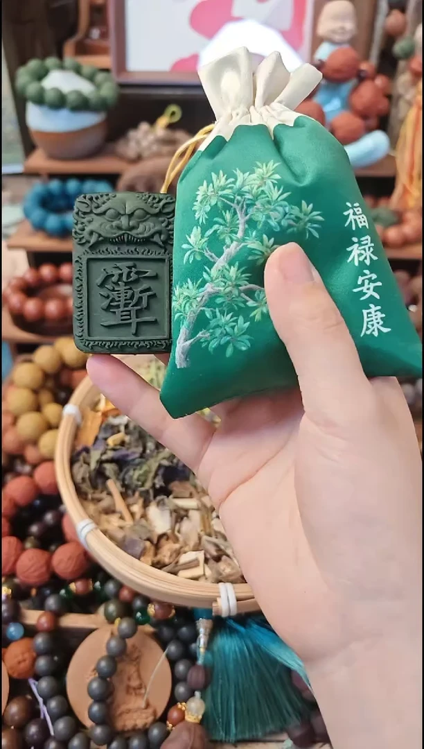 泥塑松塔香紫薇慧香牌一个