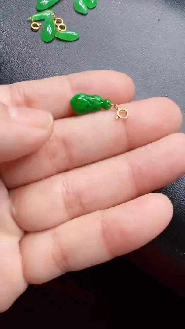 翡翠18K金镶嵌颈饰吊坠