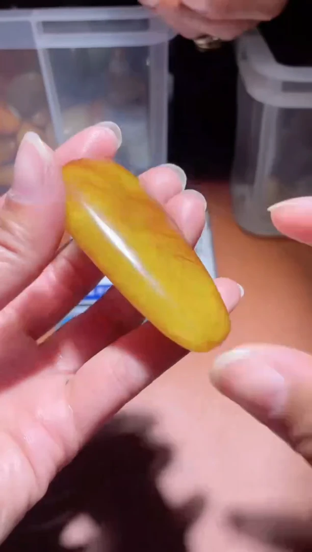 未镶嵌和田玉（糖玉）挂件原石