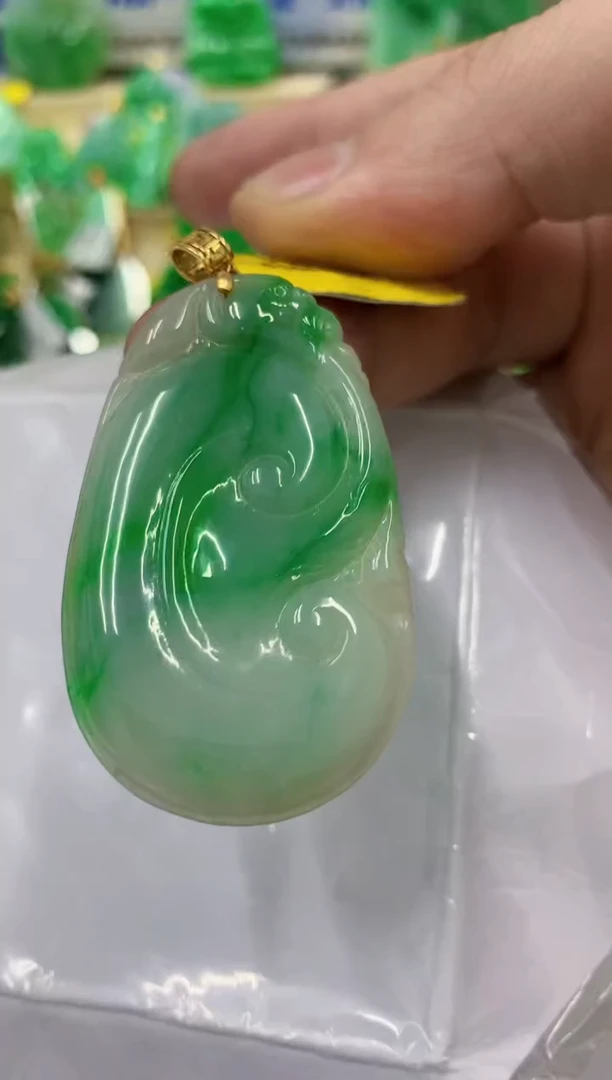 翡翠18K金镶嵌颈饰挂件