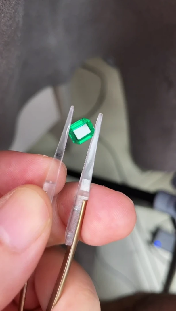 裸石祖母绿1.2克拉斯瓦特祖母绿