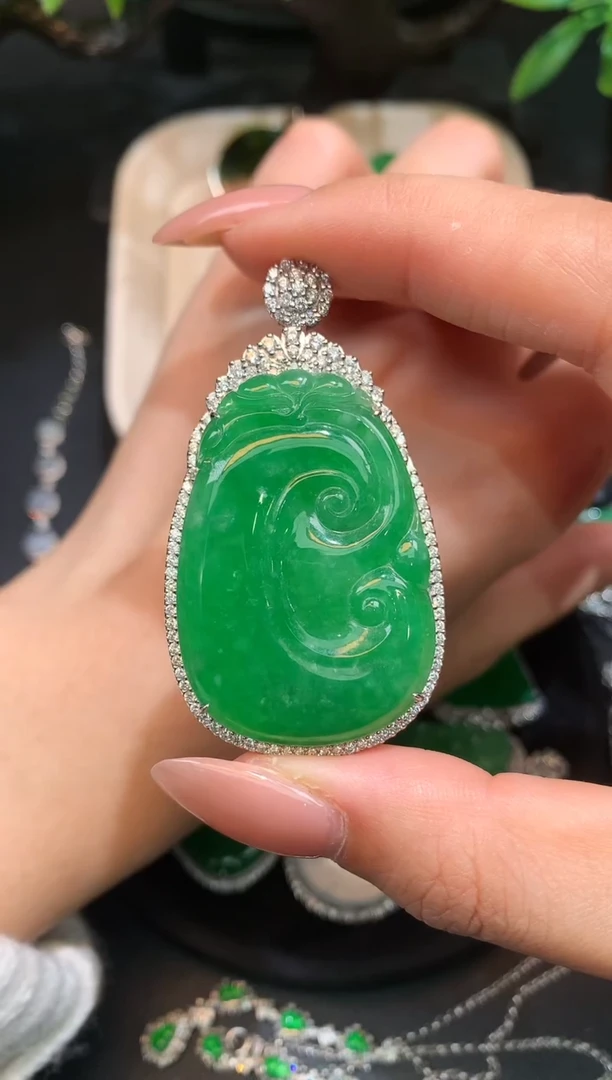 颈饰18K金镶嵌翡翠如意