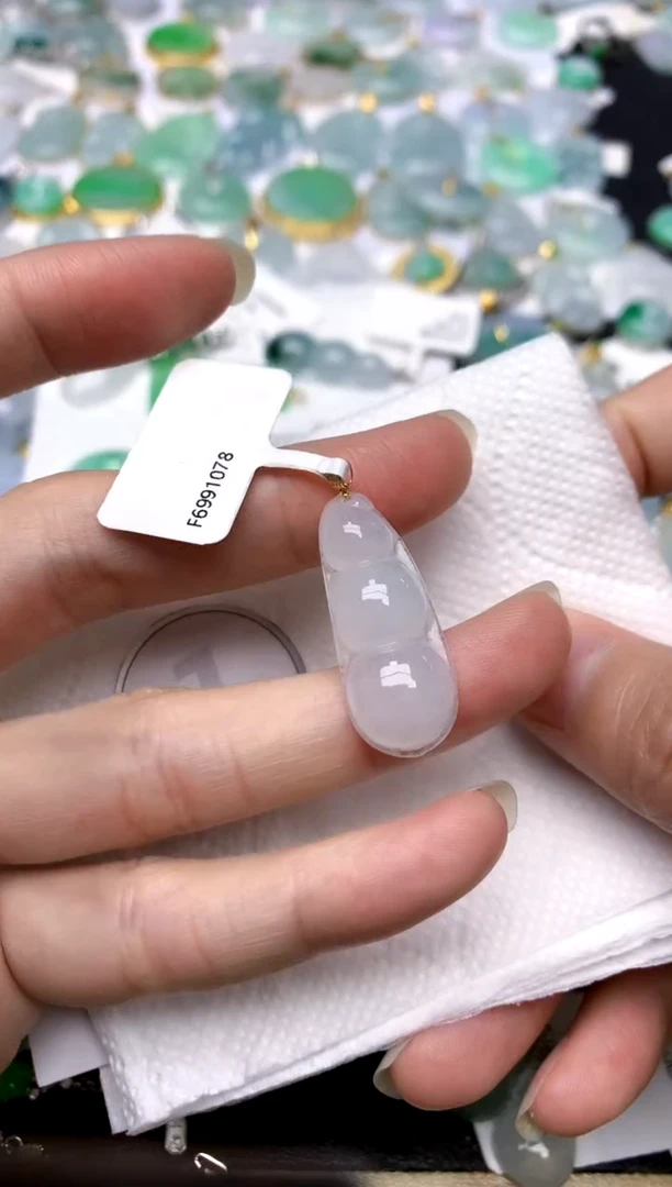 颈饰18K金镶嵌翡翠天然A货翡翠