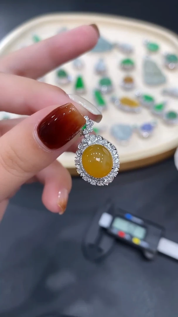 颈饰18K金镶嵌翡翠121吊坠