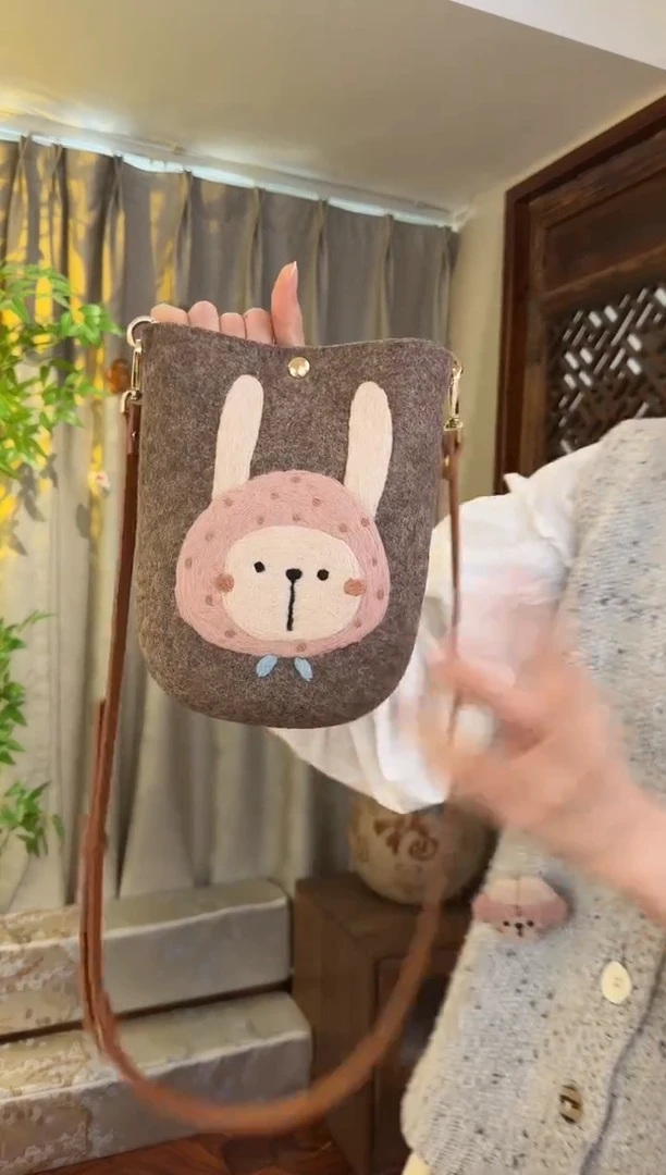 羊毛非遗羊毛毡包 手机包兔子