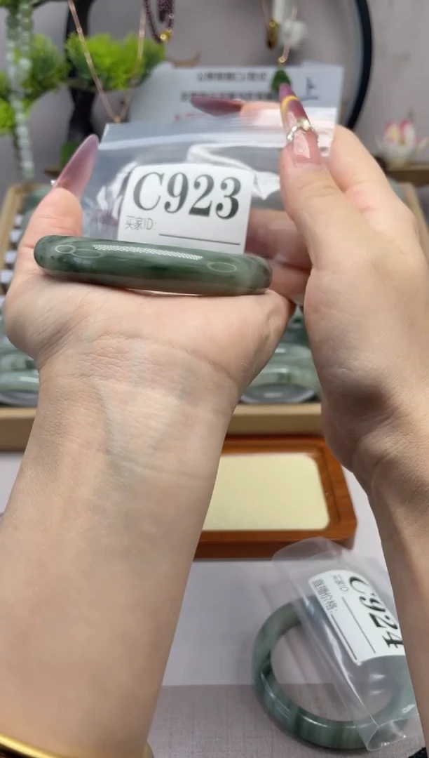 【闪购商品】石英质玉（天山翠）手镯未镶嵌c923