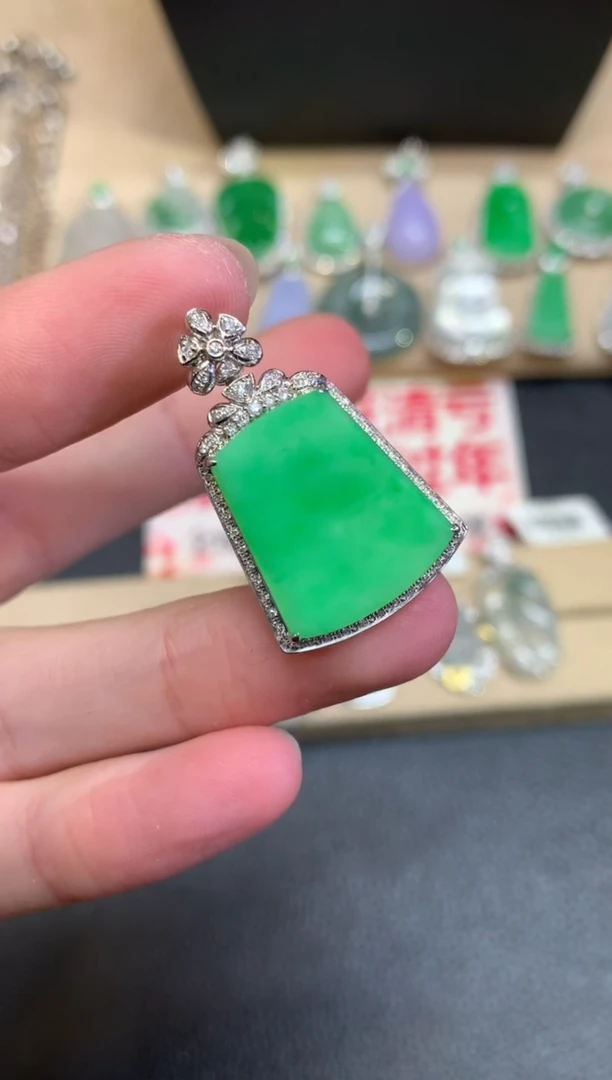 【闪购商品】翡翠颈饰18K金镶嵌无事牌【无服务费】