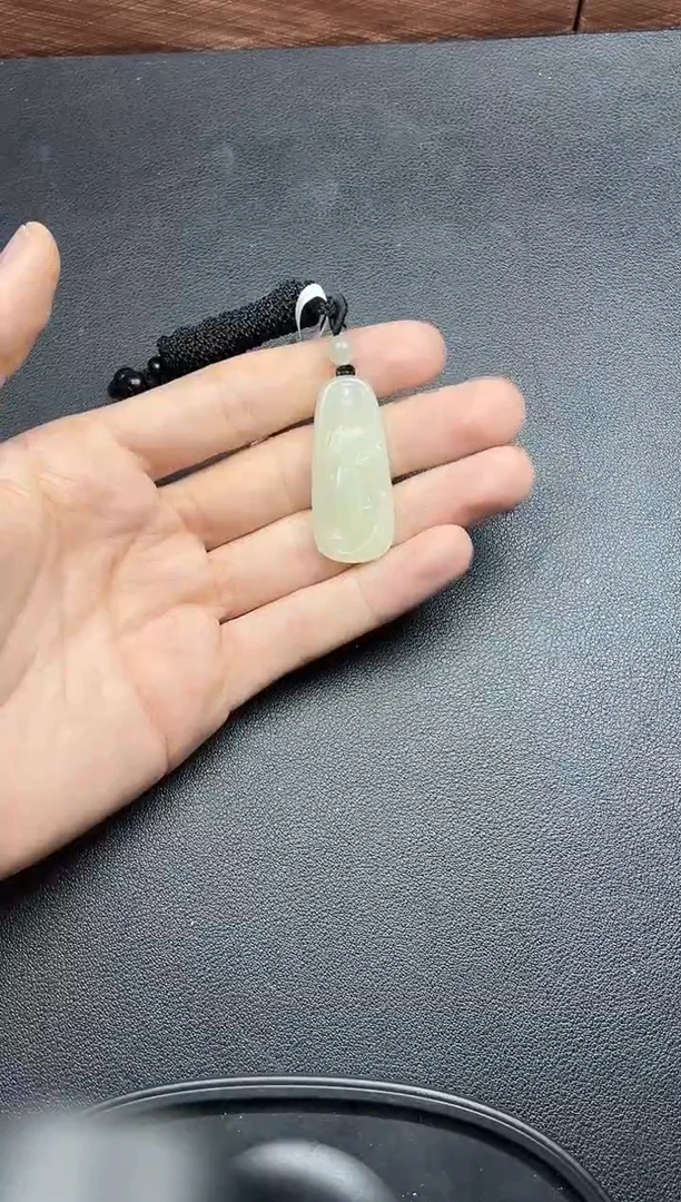 吊坠(赠链)未镶嵌和田玉且末微色差迪克兰一细吊坠
