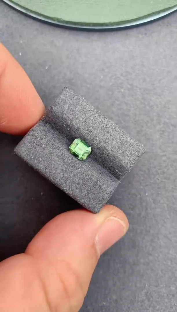 裸石彩色蓝宝石1ct 绿色蓝宝石