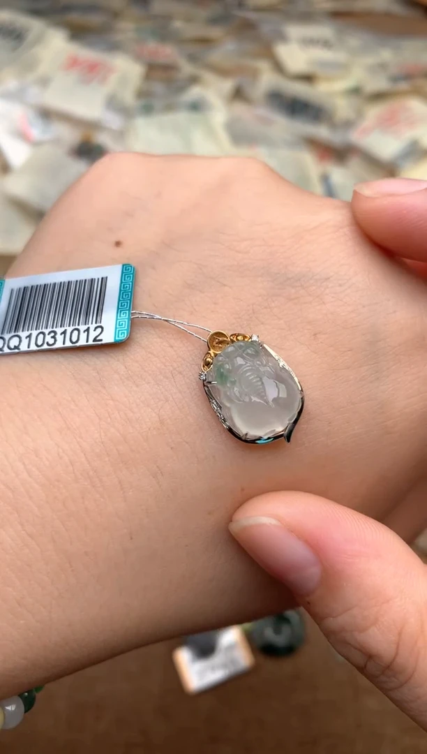 18K金镶嵌挂件翡翠?****? —