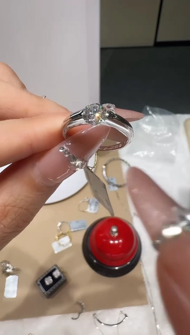 铂Pt950镶嵌戒指钻石1克拉胖胖