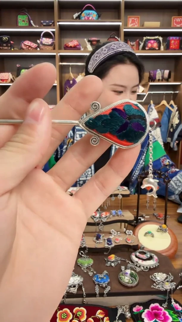 【闪购商品】织绣10蒙阿苏苗绣传承