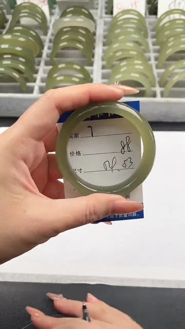 未镶嵌手镯石英质玉湖水绿