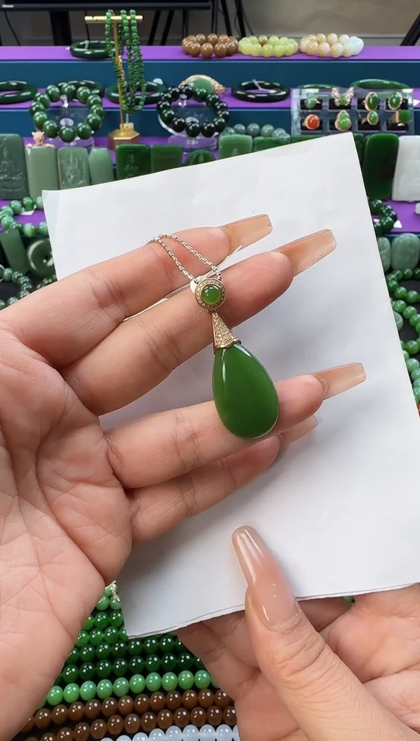 颈饰18K金镶嵌和田玉项链