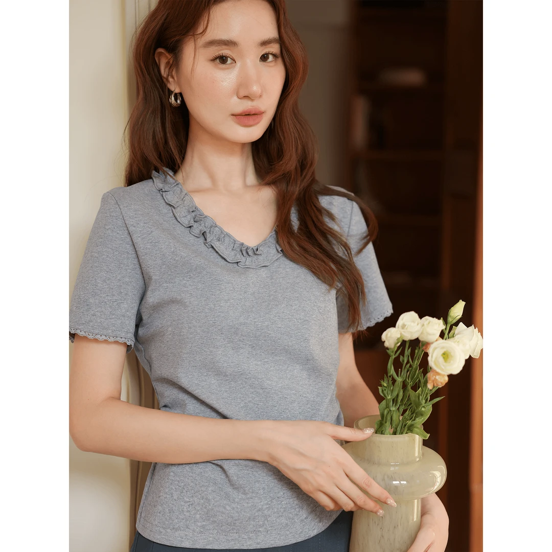 爱蔷薇大码正肩灰色短袖t恤女2025夏设计感木耳边V领上衣GT77600