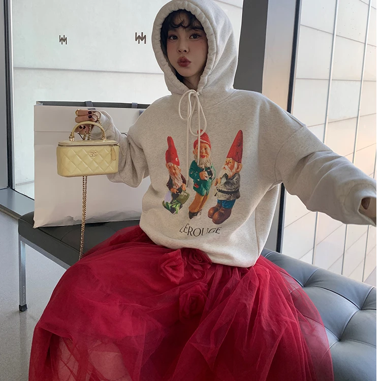 【羽儿家】周美美 趣味限定圣诞老人立体印花杏色连帽抽绳加绒卫衣
