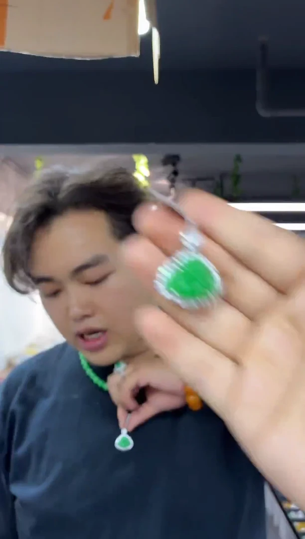 颈饰未镶嵌翡翠多样性发其一，颜色微差